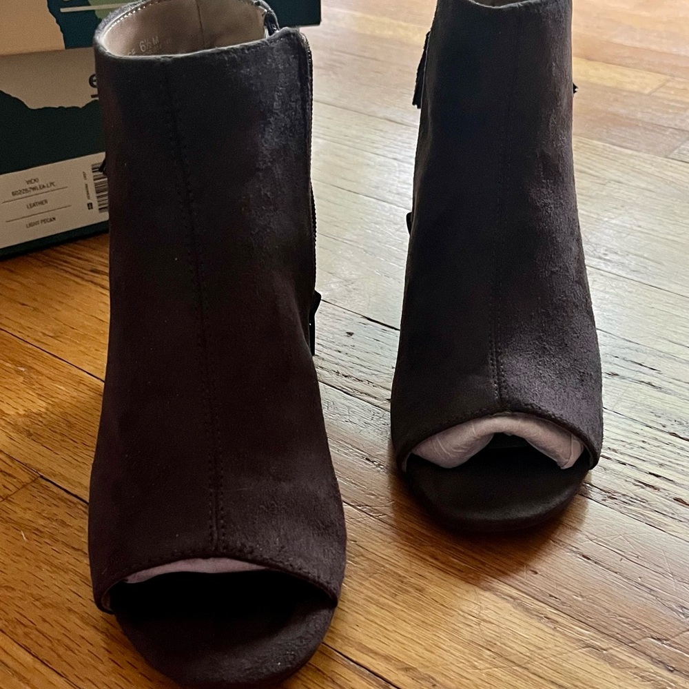 Earth Black Ankle Boots Sleek Minimalist Design